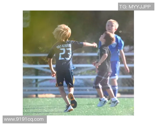 红色头像男足球明星的传奇故事与辉煌成就揭秘 红色头像男足球明星的传奇故事与辉煌成就揭秘